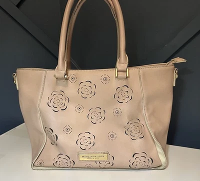 Bolso Hobo Marc New York Andrew Marc Beige Flor Recortado Monedero Herrajes Dorados Foto 1 de 4