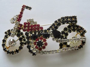 Mode Schmuck Silberton Rot Schwarz Weiß Strass Motorrad Brosche Pin - Bild 1 von 6