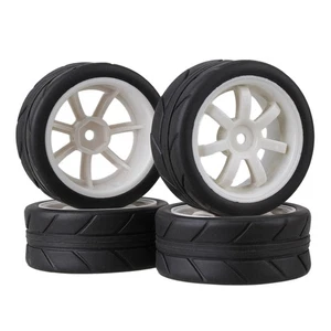 4x schwarze Gummireifen Reifen und weiße Kunststofffelgen für RC 1:10 On Road Car - Bild 1 von 5