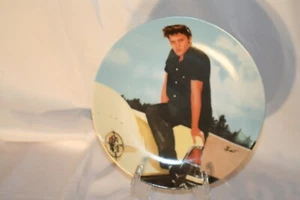 Elvis tough but tender plate # 7734B with stand has smal chip on edge - Picture 1 of 4