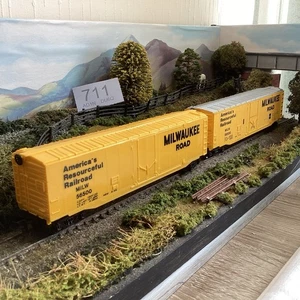 2x Bachmann HO Gauge 50ft Plug Door Box Car Milwaukee Road. See Des (711) - Picture 1 of 5