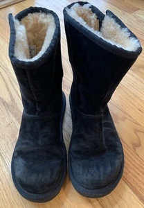 Ugg Woman’s Mayfair #5116 sherpa side zipper black Suede Leather boots Size 6 - Picture 1 of 6