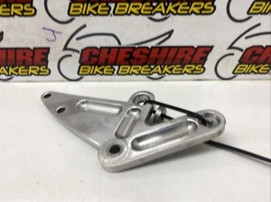 ♻️ Suzuki Gsf 1200 N Bandit MK1 1995 - 2000 Front Right Side Footrest Hanger ♻️ - Picture 1 of 4