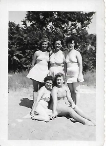 SMALL FOUND FAMILY PHOTOGRAPH  Original VINTAGE b + w  PHOTOGRAPHY OWL 54 46 G - Picture 1 of 1
