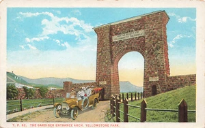 AUTO EN GARDINER ENTRADA ARCO VINTAGE PARQUE NACIONAL YELLOWSTONE POSTAL 102523 S - Imagen 1 de 2