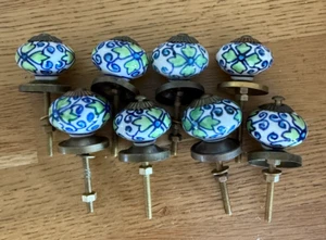 ANTIKE SCHRANKKNÖPFE BLAU/WEISS/GRÜN 8 STÜCK KERAMIK/BRONZE SCHUBLADEN - Bild 1 von 4