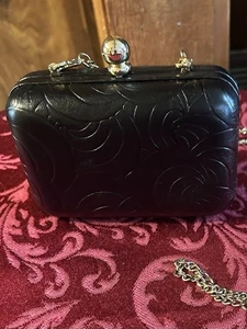 Bandolera Lodis Rodeo Perla Clutch Negra Acolchada Tono Dorado Cierre y Cadena - Imagen 1 de 8