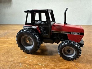 ERTL CASE 2294 International Farm Tractor, 1/32 - Picture 1 of 10