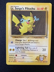 Lt. Surge's Pikachu 81/132 Common - Gym Heroes WOTC 1999 - Pokemon TCG Card LP+ - Foto 1 di 2
