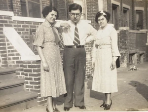 1930s Beautiful Pretty Attractive Women Ladies Men Mustache Street Photo P12r25 - Picture 1 of 9