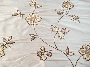 Fabric Robert Allen Beacon Hill Sir Percy Ivory 100% Silk Embroidered Floral HH2 - Picture 1 of 1