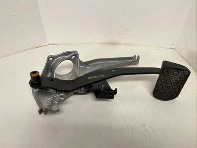 Mercedes-Benz W126 560SEL 1990 soporte de pedal de freno pastilla de cojinete 1262902819 Foto 1 de 4