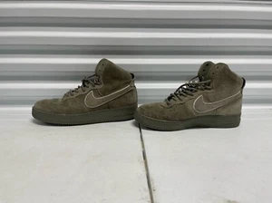 Nike Air Force 1 alte scamosciate grigio stucco scuro taglia 11 AA1118-002 - Foto 1 di 6