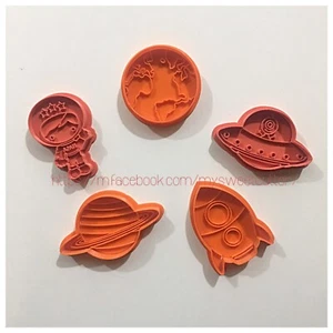 Spazio Pianeta UFO Astronave Astronauta FORMINE BISCOTTI COOKIE CUTTER 6/7cm - Picture 1 of 6