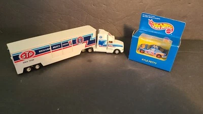 Semirremolque diecast Richard Petty STP de colección y auto Kyle Petty Hot Wheels #44 Foto 1 de 4