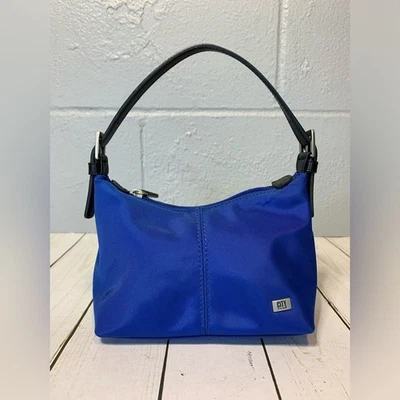 Muñequera City DKNY pequeña azul brillante de nailon y cuero Foto 1 de 4