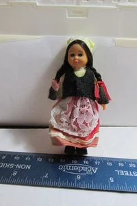 Vintage Puppe 4 Zoll braun mit buntem Kleid kostenloser Versand - Bild 1 von 3