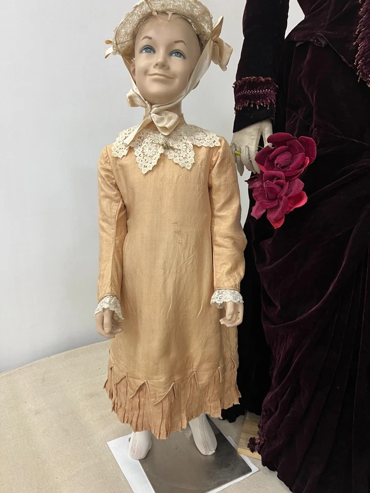 Vestido infantil antiguo. Europa, 1880-1890. Foto 1 de 4