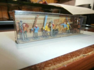 MERTEN 1:87 SCALE ITEM # 2132 FIGURES-PASSENGER CARRYING SKIS - Picture 1 of 4