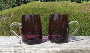 Ein Paar Amethyst Glas mundgeblasene Becher mit klaren Griffen 1/2 Pint - Bild 1 von 6