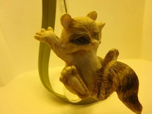 Charming Tails "Racoon on icicle" in a white box 89/563, from 1994 - Picture 1 of 3