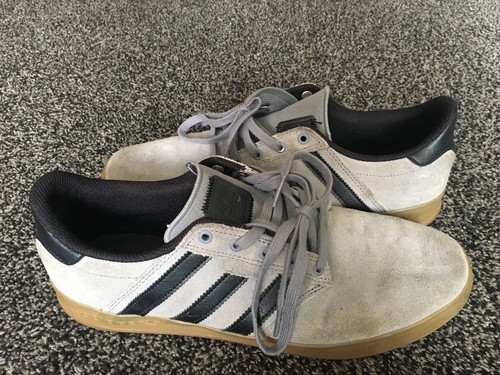 Bellissime scarpe da ginnastica casual Adidas in pelle scamosciata da uomo grigie UK 9 usate senza scatola