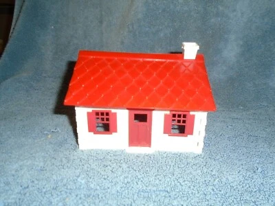PLASTICVILLE U.S.A #1502  1 HP-9 WHITE(RED ROOF) CAPE COD HOUSE w/BOX   - Image 1 of 4