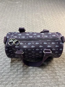 Bolsa enrollable Lacoste lona barril pequeña púrpura con estampado de cocodrilo M4201002S - Imagen 1 de 17