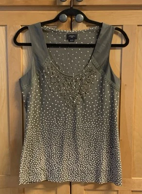 Camiseta sin mangas Anthropologie Deletta pequeña para mujer verde militar y beige con adornos Foto 1 de 4