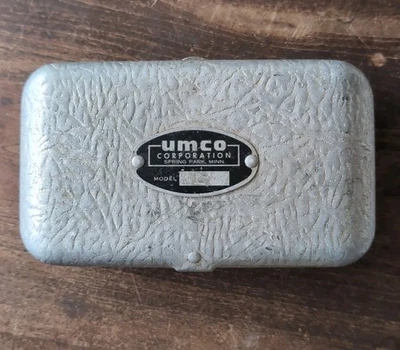 Caja de aparejos de aluminio de doble cara Umco P-9 vintage 6,5 x 3,5 pulgadas  Foto 1 de 4