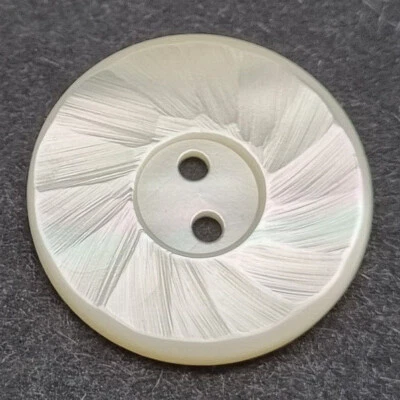Weißer Perlmutt 2-Loch-Knopf 15-20 mm Ziseliert / Mother-of-Pearl Button MOP D22 - Bild 1 von 2