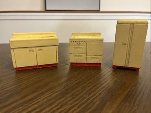 Strombecker Puppenhaus Möbel Konvolut Küche Spüle Kühlschrank Sortiment Vintage creme rot - Bild 1 von 19