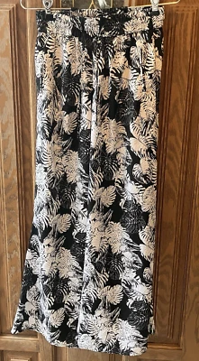 Calça feminina Metaphor estampa tropical preta e branca tamanho extra pequena perna alargada - Imagem 1 de 4