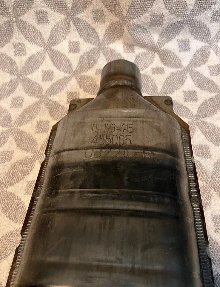 Convertidor catalítico MagnaFlow 45555: universal, compatible con CARB Foto 1 de 4