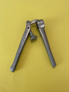 Vintage Knoblauchpresse aus Vollaluminium  - Bild 1 von 9