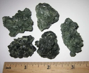 5 RACIMOS DE CRISTAL PREHNITA NATURAL VERDE OSCURO 1"-1.3" DE MARRUECOS ~ 85 gramos - Imagen 1 de 7