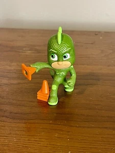 PJ Masks PVC Figur Gekko mit Verkehrskegeln grün Gecko Tortenaufleger 3" - Bild 1 von 5