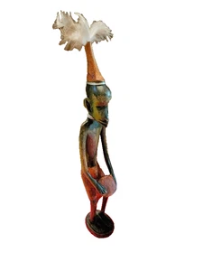 Handgeschnitzte afrikanische Holzstatue spielt Trommel - Bild 1 von 5