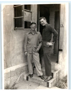 Vintage Foto 1953, 2 Off Duty US Army Soldaten, England, JNHC 4,5x3 - Bild 1 von 2