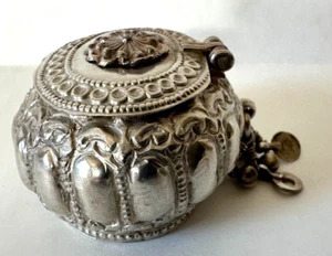 Pastillero o botella de tabaco oriental vintage plateada - Imagen 1 de 7