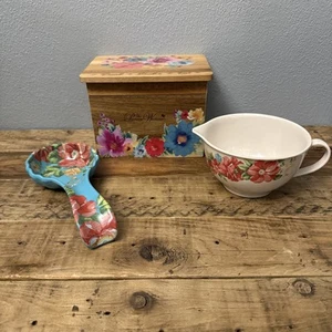 Pioneer Woman BLOSSOM Acacia Wood Recipe Box Spoon Rest Liquid Measuring Cup EUC - Picture 1 of 15