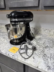 KitchenAid Batidora de pie inclinable artesanal negra de 5 cuartos KSM150PS0B con 4 accesorios - Imagen 1 de 23