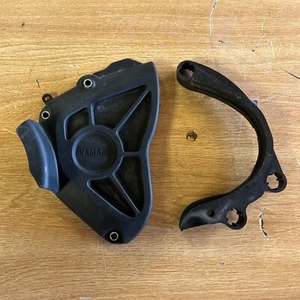 2016 Yamaha Yzf R1 Front Sprocket Cover Gear Guard Shield Oem - Imagen 1 de 11