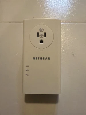 NETGEAR POWERLINE 2000 + EXTRA OUTLET - PLP2000 - GIGABIT ETHERNET PORT 2000Mbps - Image 1 of 2