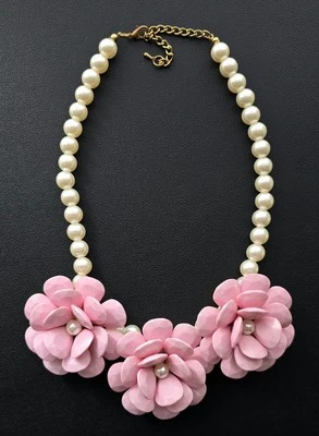 Precioso collar de cuentas gruesas rosa con racimo de flores y perlas de imitación Foto 1 de 4