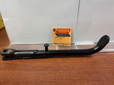 NUEVO NOS Yamaha OEM Original Soporte Lateral Parte # 248-27311-01-00 DT CT AT LT HS Foto 1 de 2