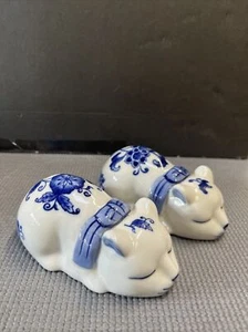 Ceramic Porcelain Laying Cat Figurines Floral Design Cobalt Blue and White 5” - Picture 1 of 7