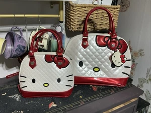 (2) RAR! Hello Kitty × Loungefly große & kleine gewölbte Handtasche Sanrio groß neu mit Etikett - Bild 1 von 15