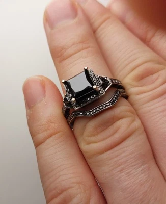 Комплект свадебных колец с черным бриллиантом — всего черный бриллиант 2,01 карата; черное золото 14 карат; размер 6 - Изображение 1 из 4