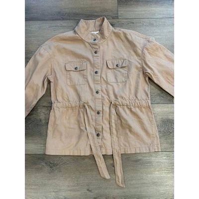 Maurices 女式卡其色轻便夹克腰带紧身中号二手状况完好 — 第 1/4 张图片